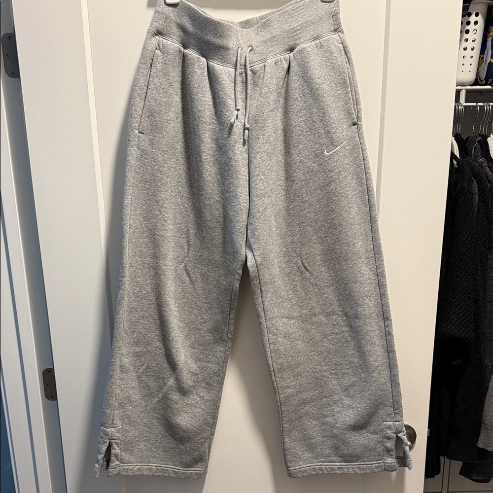 L grey Nike women’s sweat pants